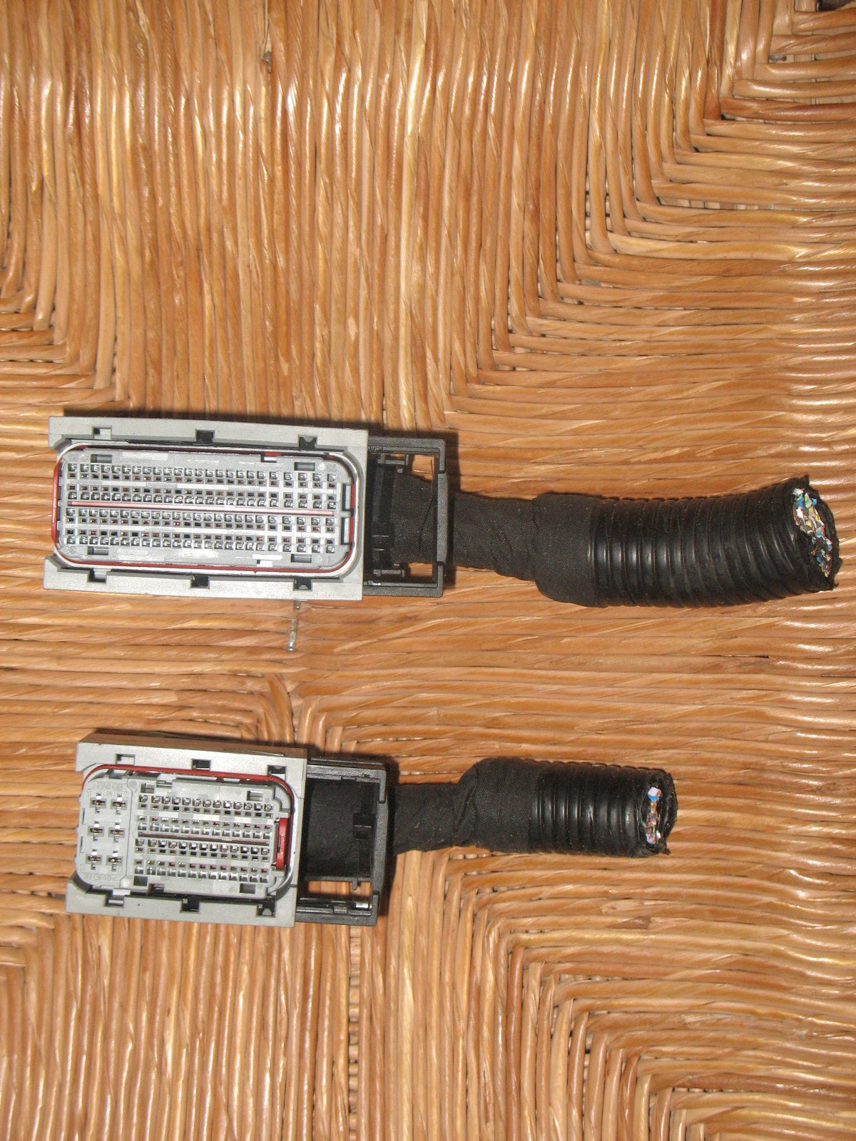 Connettori per ecu centralina 25187592 aa9t chevrolet orlando delphi DCM3.7AP