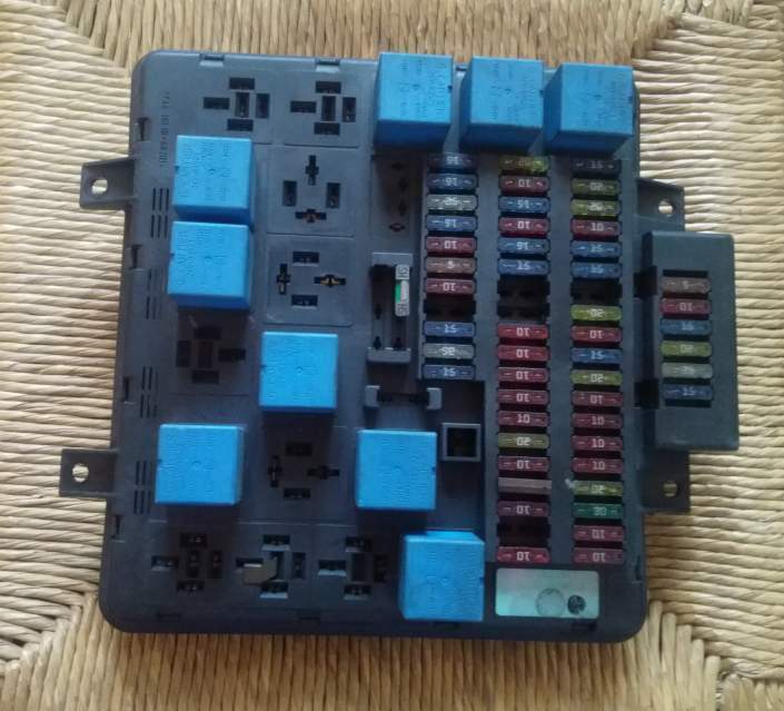 Ecu scatola fusibili renault premium 5010516886a 162232021903