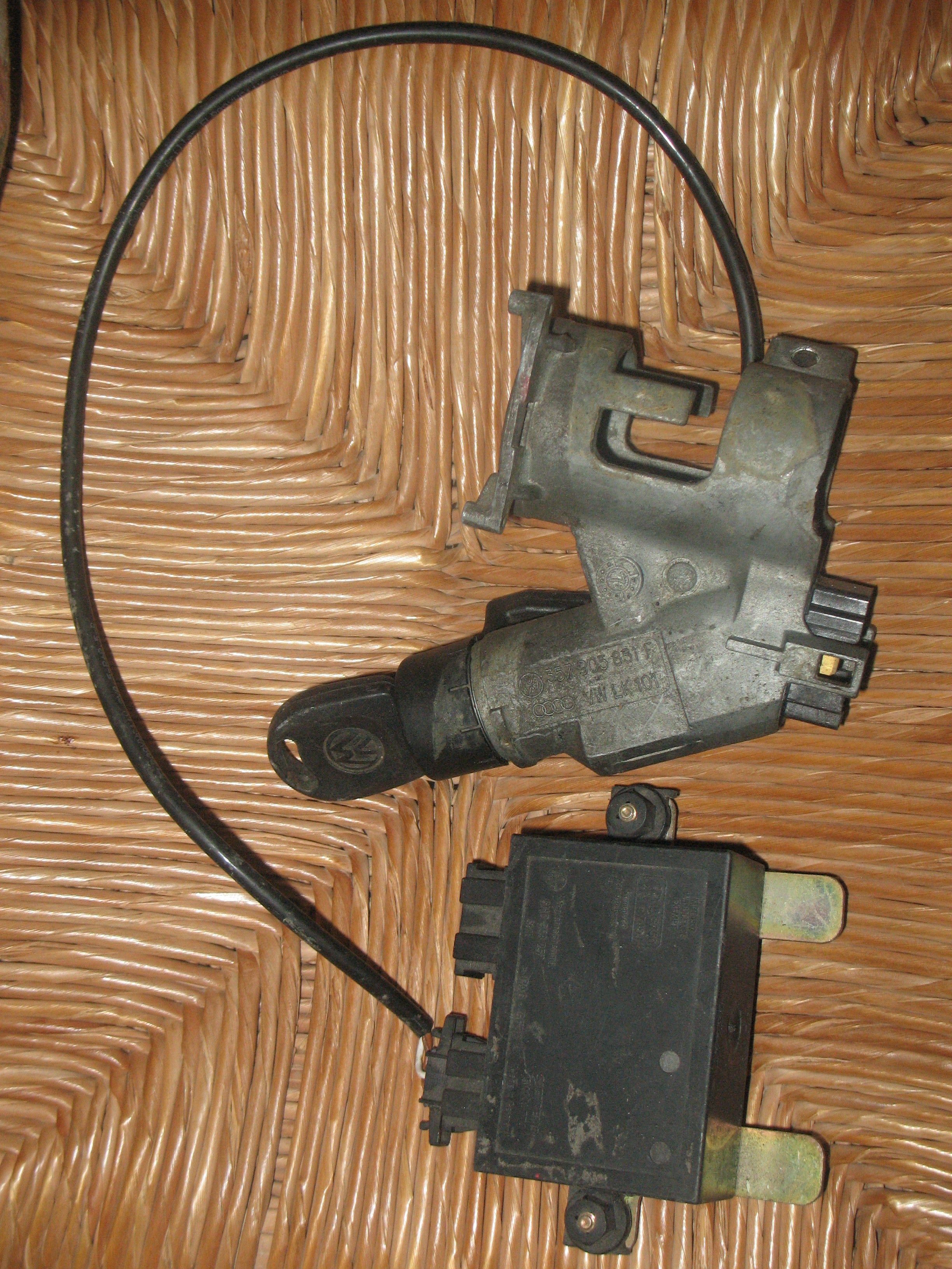 BLOCCASTERZO RICAMBI ORIGINALI per SEAT VOLKSWAGEN 357905851F con chiave