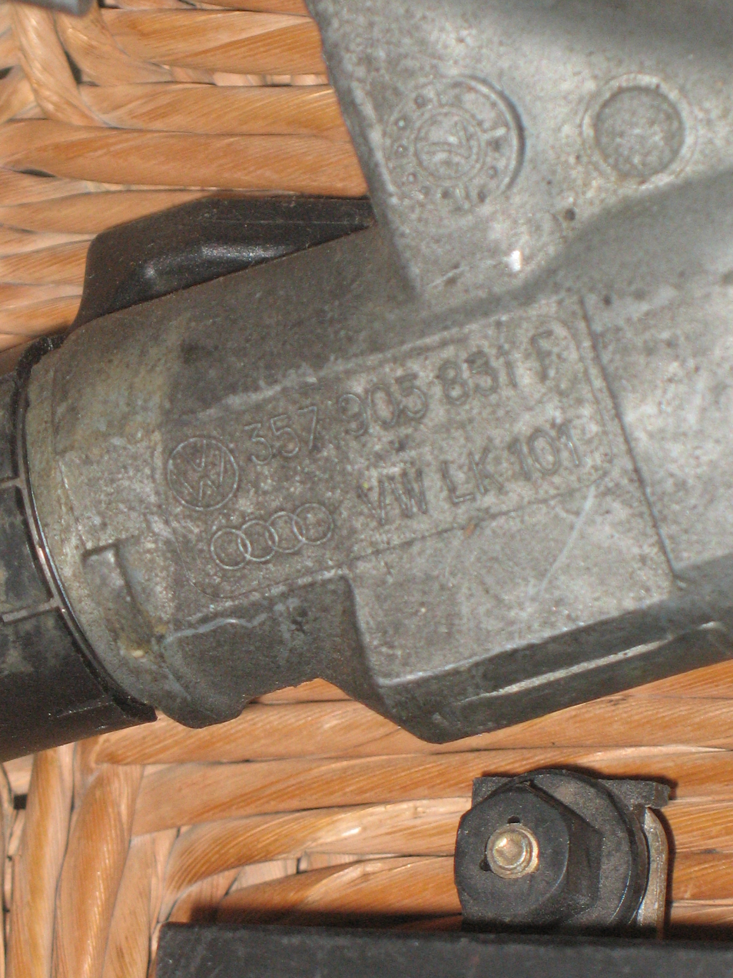 BLOCCASTERZO RICAMBI ORIGINALI per SEAT VOLKSWAGEN 357905851F con chiave