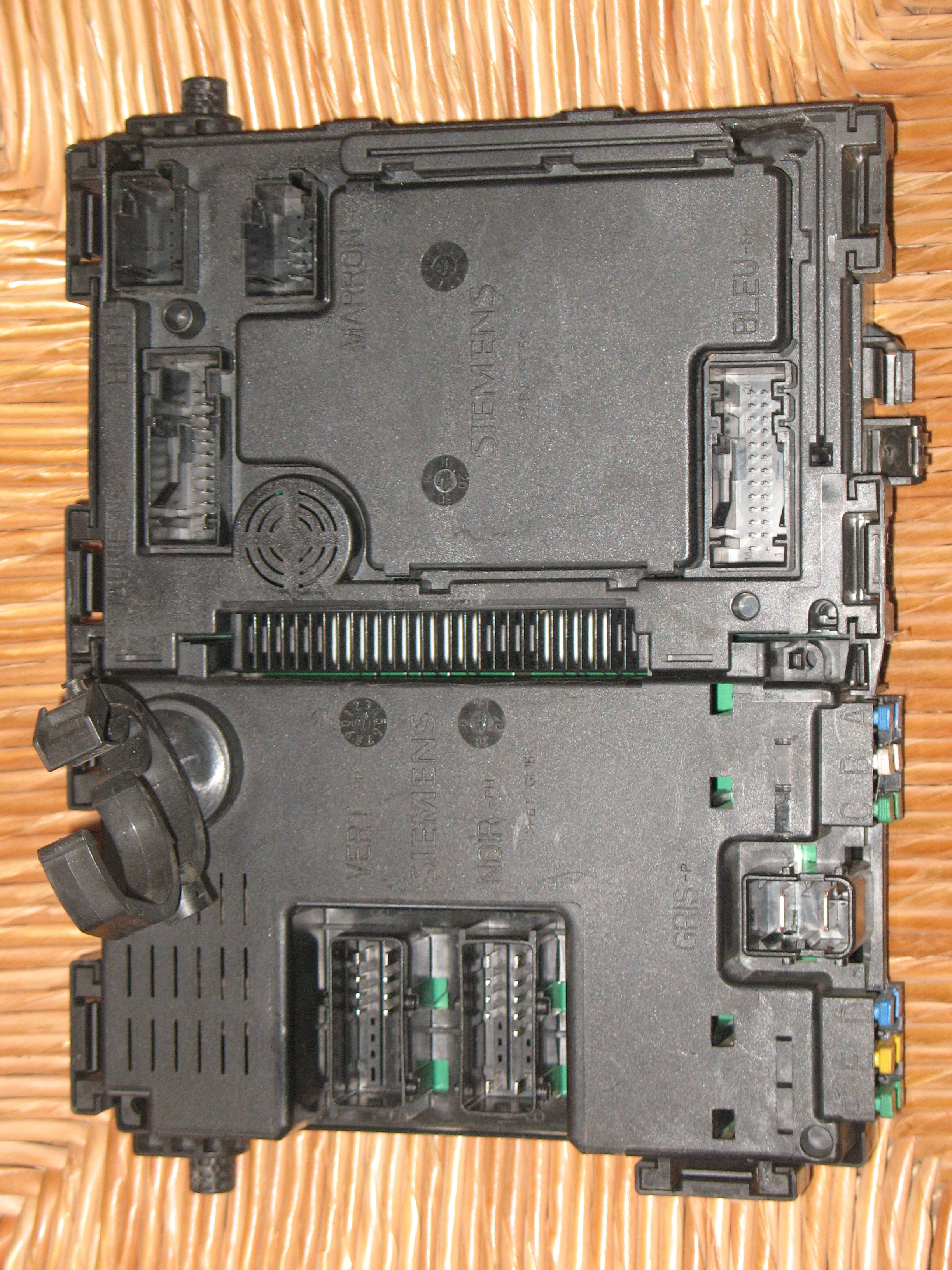 BODY COMPUTER PEUGEOT 206 9626460880 03 S105872300 G