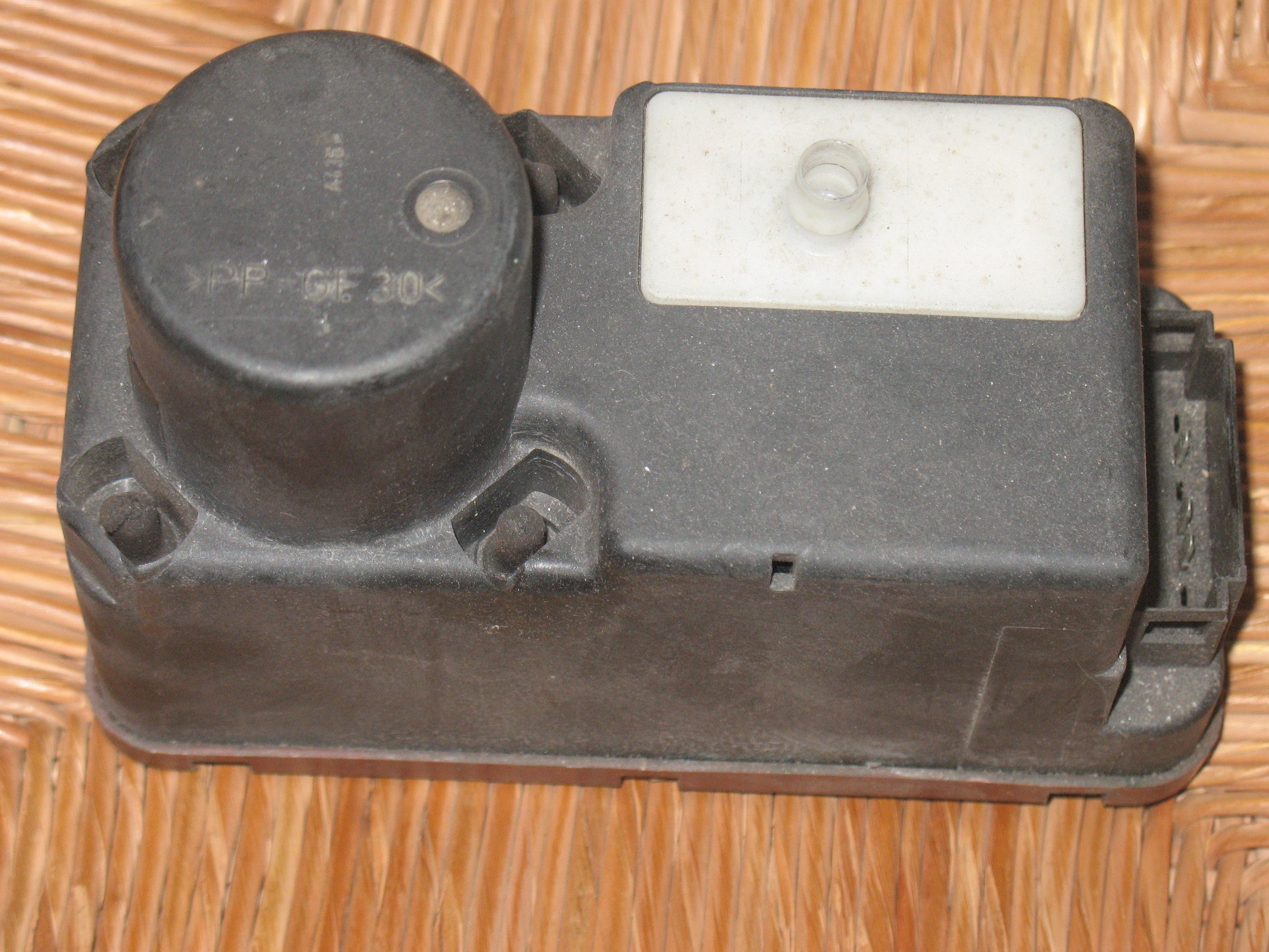 COMPRESSORE CHIUSURE CENTRALIZZATE VOLKSWAGEN POLO 1997 1H0962257F SC14A