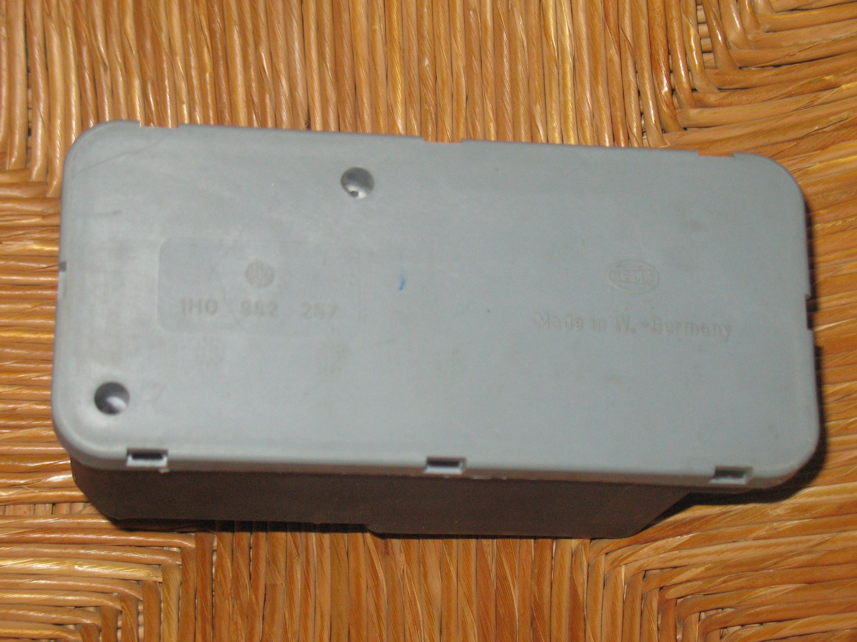 POMPA CENTRALINA CHIUSURA PORTE VW GOLF 3 POLO COD. 1H0962257