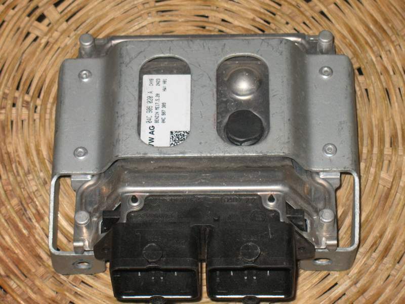 VW UP! injection ECU - 0261S06093 / 04C906020A Volkswagen 2012