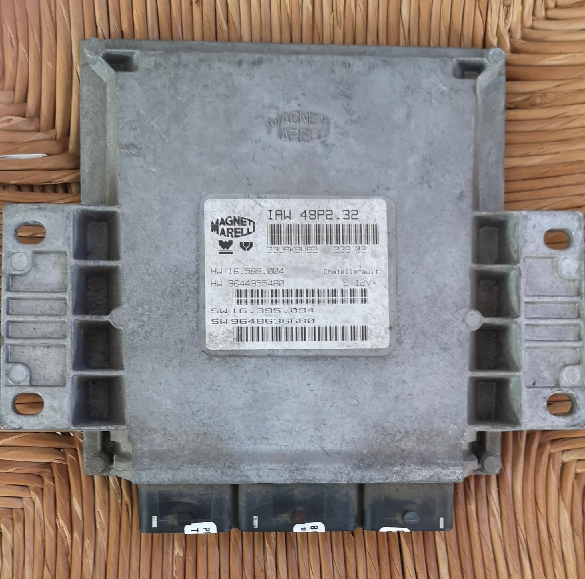 ECU PEUGEOT  IAW 48P2.32 33UAKBW82 239 02 HW 16.588.004 HW 9644955480 SW 16.395.094 SW9648636680