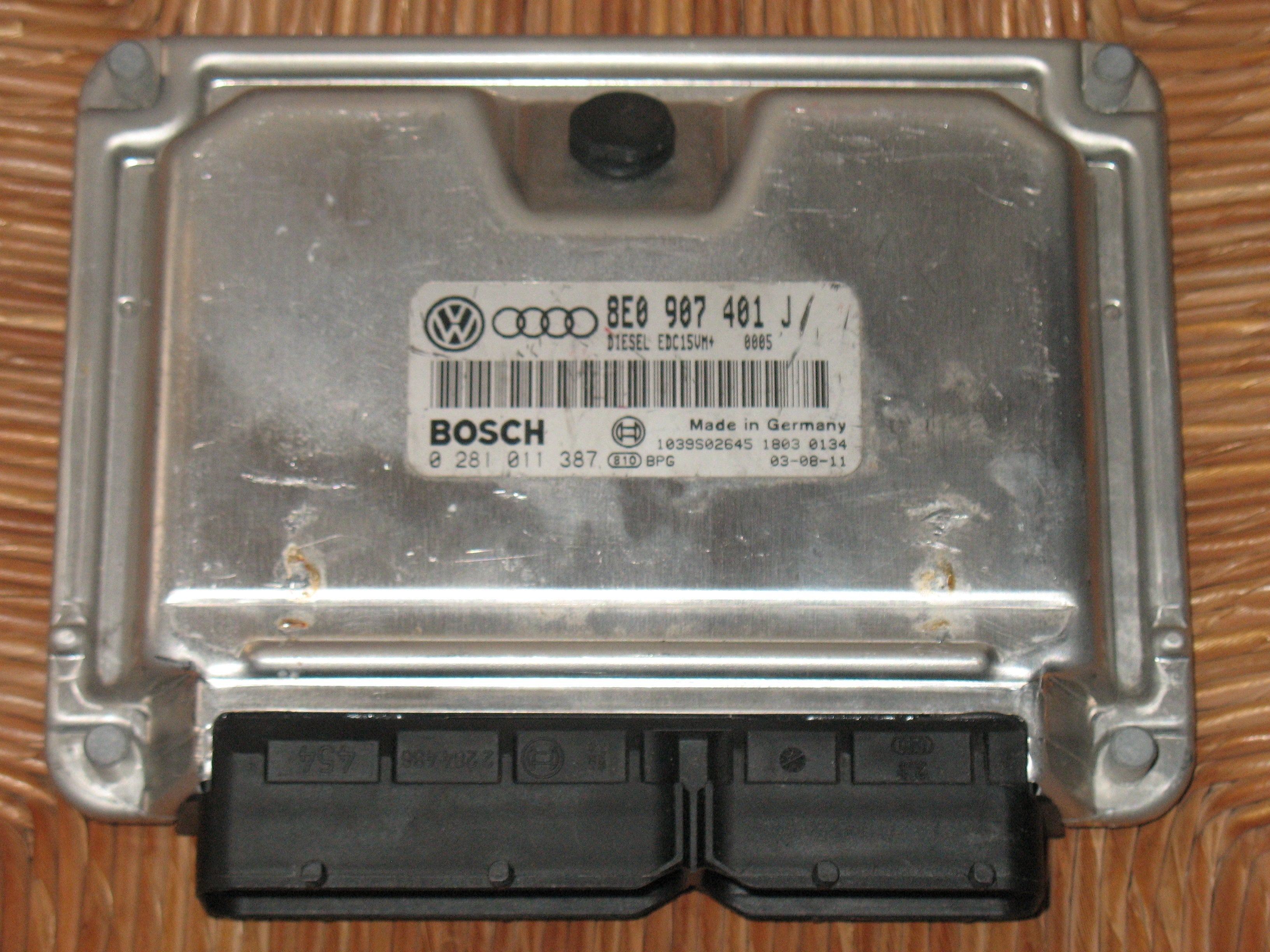 Centralina ECU BOSCH 0281011387 AUDI A4 8E 2.5 V6 TDI 8E0907401J Diesel