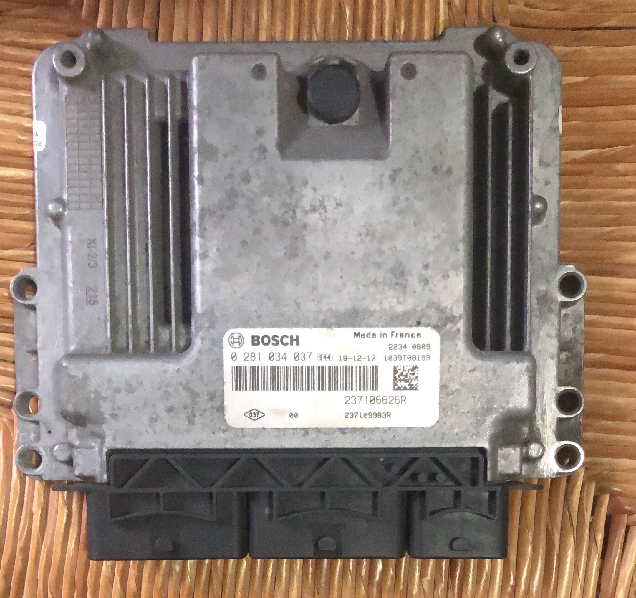 237106626R ECU RENAULT TRAFIC III 1.6 DCI 125 BOSCH 0281034037 EDC 17C84-3.4