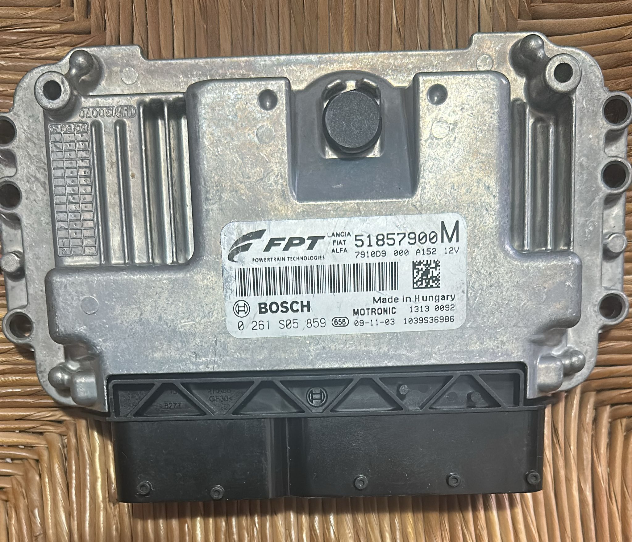 0261S05859 1037504121 per FIAT 500 (312) 1.4L 16V 74kW/99HP ME7.9.10 51857900 M