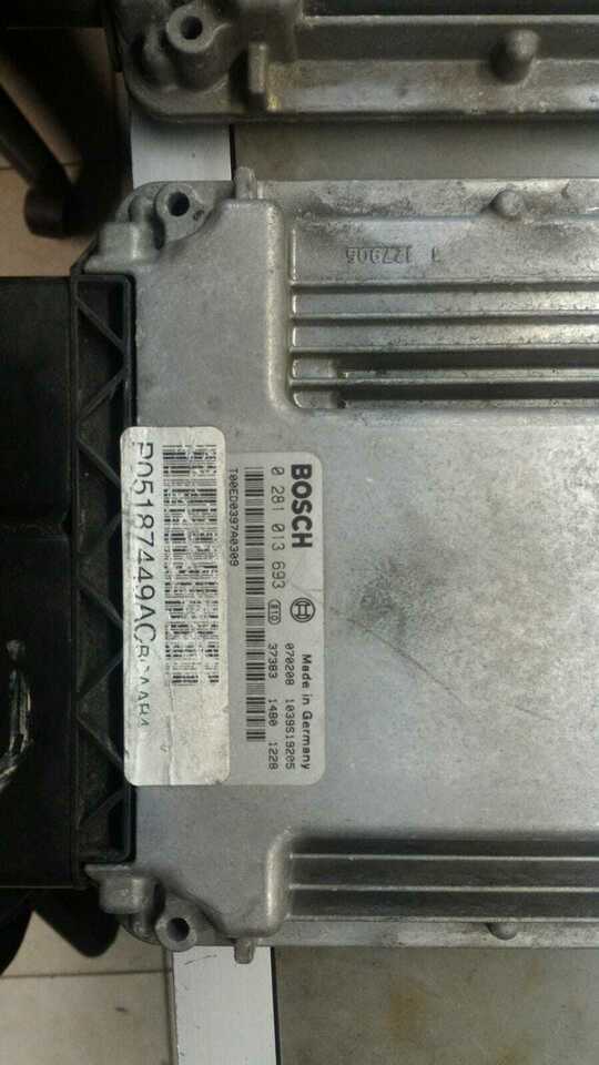 Chrysler Dodge Caliber 2.0 engine ECU 0281013693 P05187449AC