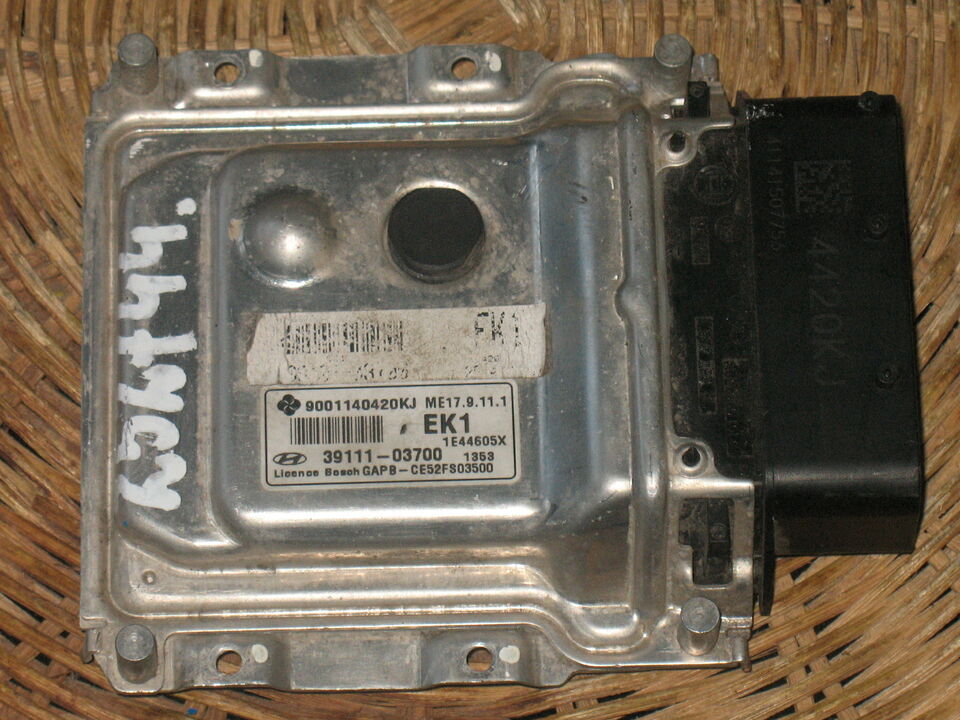 ECU HYUNDAI i20 39111-03700 3911103700 9001140420KJ ME17.9.11.1