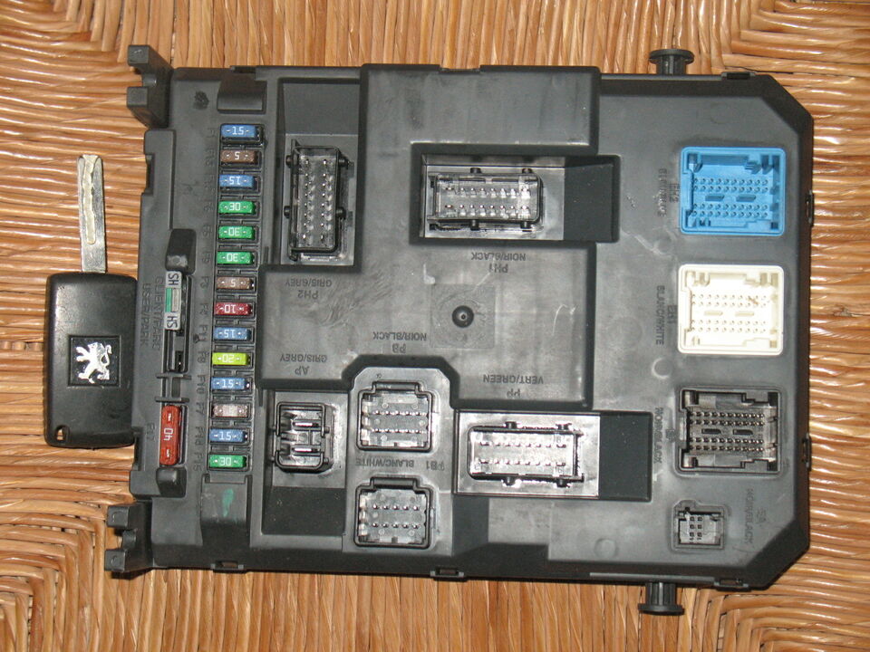 9674021080 PEUGEOT 207 CITROEN C3 BSI X04 FUSEBOX