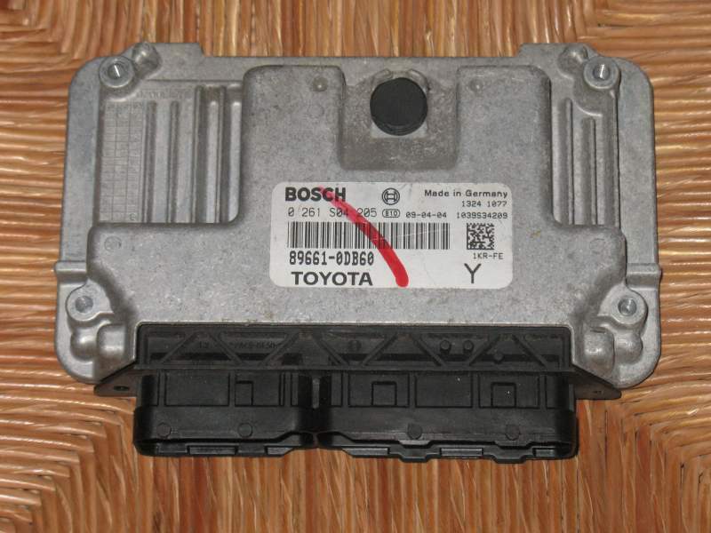 ECU MOTORE TOYOTA YARIS 1.0 bj09 896610db60 BOSCH 0261S04205